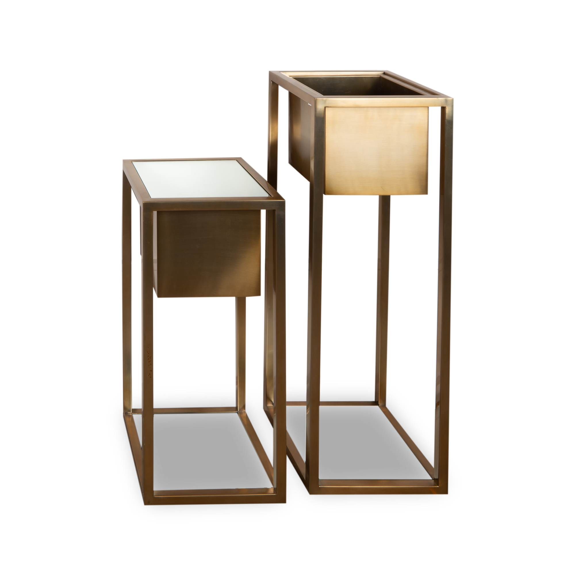 The Cuboid Brass Planter is made of a shiny brass finished steel frame with a glass mirrored bottom and optional mirrored top when used as an optional pedestal.