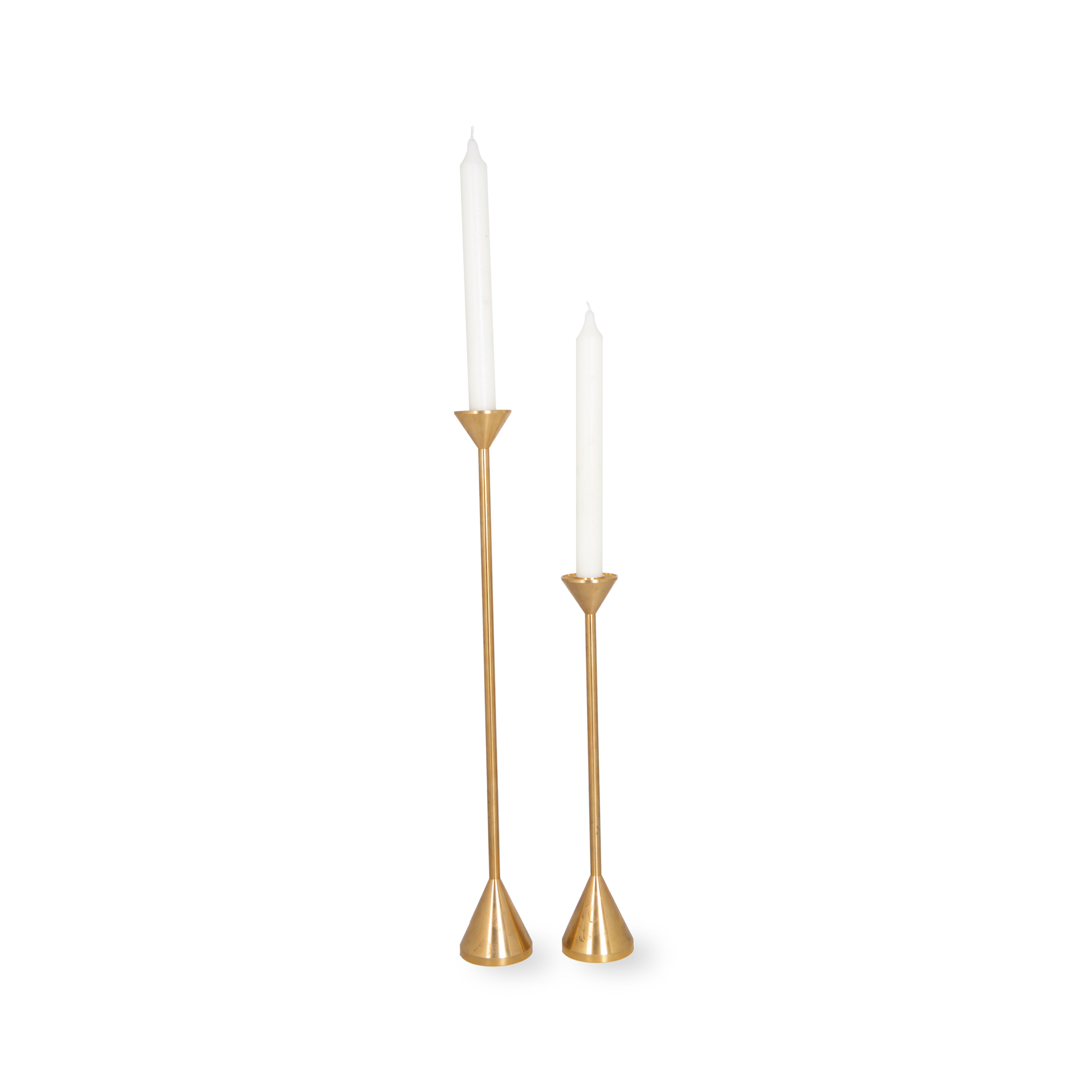 Made from solid brass, the classic spindle shape features a tall and elegant design.